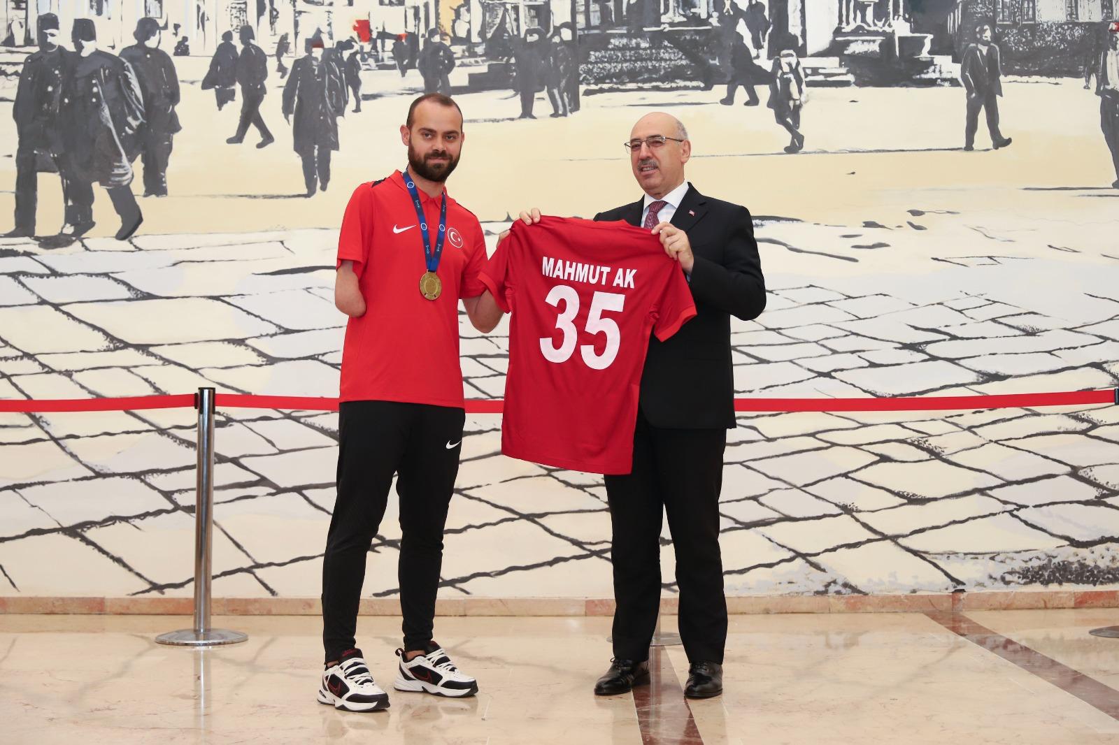 DEÜ’de ortak mezuniyet coşkusu